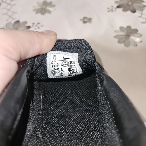 NWOB  Nike Black and White Espadrilles - Picture 6 of 6